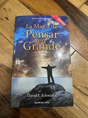 - La Magia de Pensar en Grande (Blue Cover)